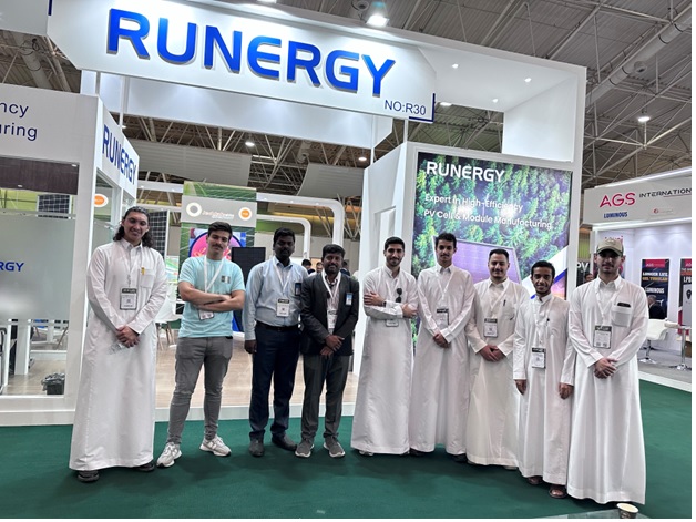 طلاب الهندسة الكهربائية يزورون معرض الطاقة الشمسية السعودية 2023