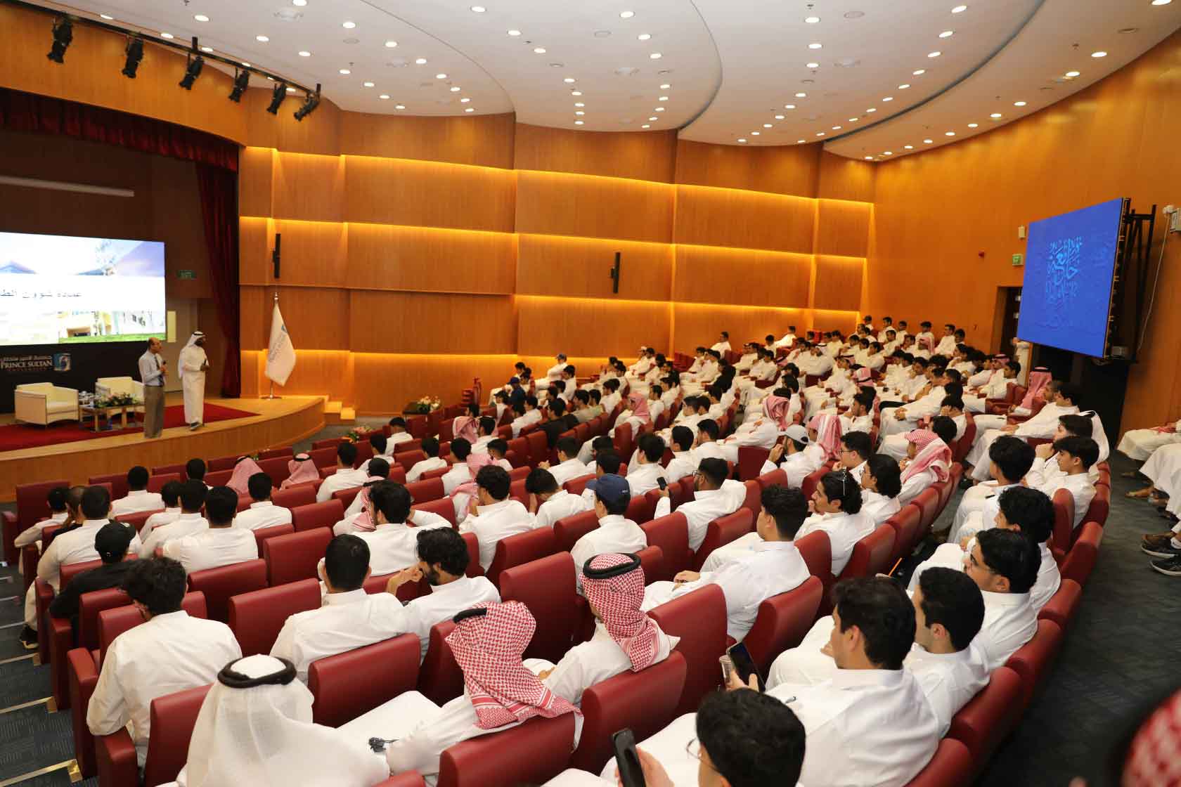 عمادة القبول والتسجيل تنظم لـقـاءً ترحيـبــيًّا وتعــريفــيًّا للطــلــبـة المستجدين في الجامعة بمناسبة بـدء العام الأكاديمي الجديد 2025-2026